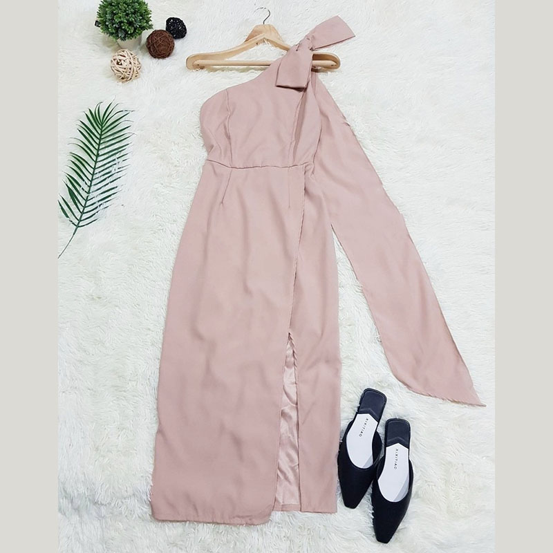 kudapyเดรสยาวสีแดง/ชมพู/กรมท่า/ครีม ไหล่เดี่ยว แต่งโบว์ 1 ข้าง ปล่อยสไบยาว สวยๆ กระโปรงด้านหน้าแต่งไขว้ งานเนื้อผ้าซาร่า ซิปหลัง