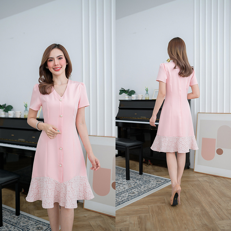 kudapy เดรสสีครีม/สีชมพู ผ้าพื้นตัดต่อชายระบาย ดีเทลไม่มากไป ไม่น้อยไป แต่งกระดุมมุก ตีเกล็ดทรงสวย ใส่แล้วดูเพรียวมีเอว