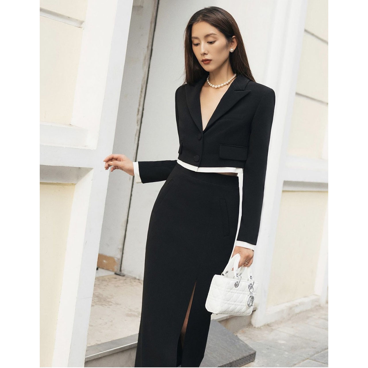 kudapy เซ็ทครอป กระโปรงยาว ตัวเสื้อแต่งกระเป๋าหลอก 2ข้าง ดับเบิ้ลเลเยอร์เป็นสีขาว กระดุมจริงสีเดียวกับผ้า แต่งปลายแขนสีขาว