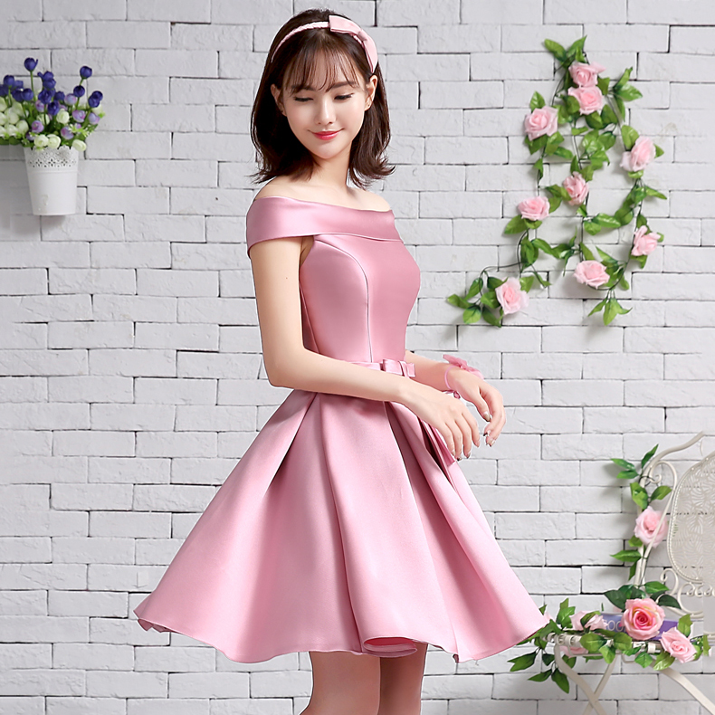 kudapy ชุดราตรีสั้นผ้าซาตินสีชมพู เดรสปาดไหล่ทรงสวย เอวเข้ารูปกระโปรงบาน ฟองน้ำเสริมที่อก ซับในอย่างดี