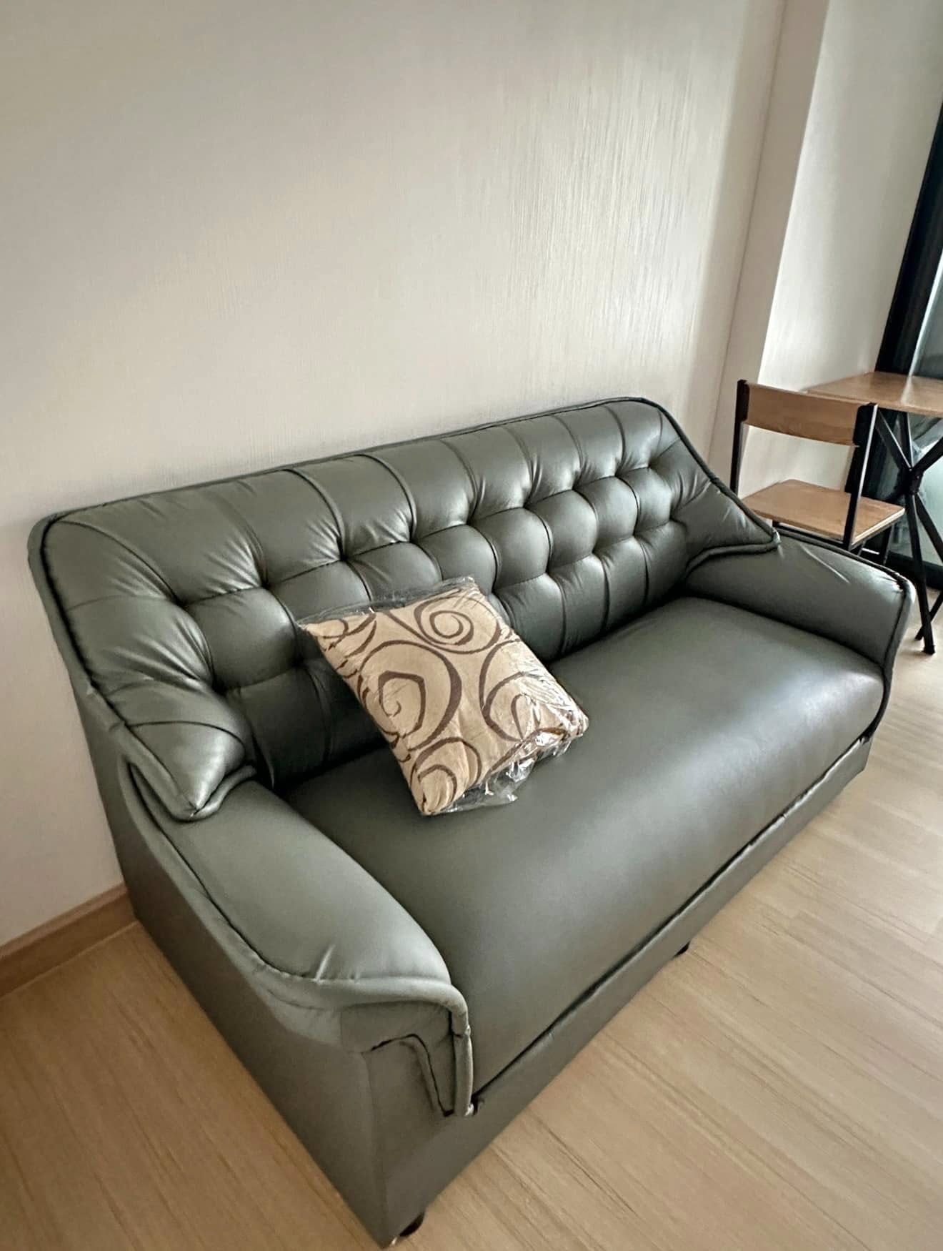 - โซนพื้นที่ MRT พระราม 9 1ห้องนอน 1ห้องน้ำ 1ห้องนั่งเล่น - ขนาดห้อง 33 ตรม. ชั้น 8 - ให้เช่า 18,000 ต่อเดือน