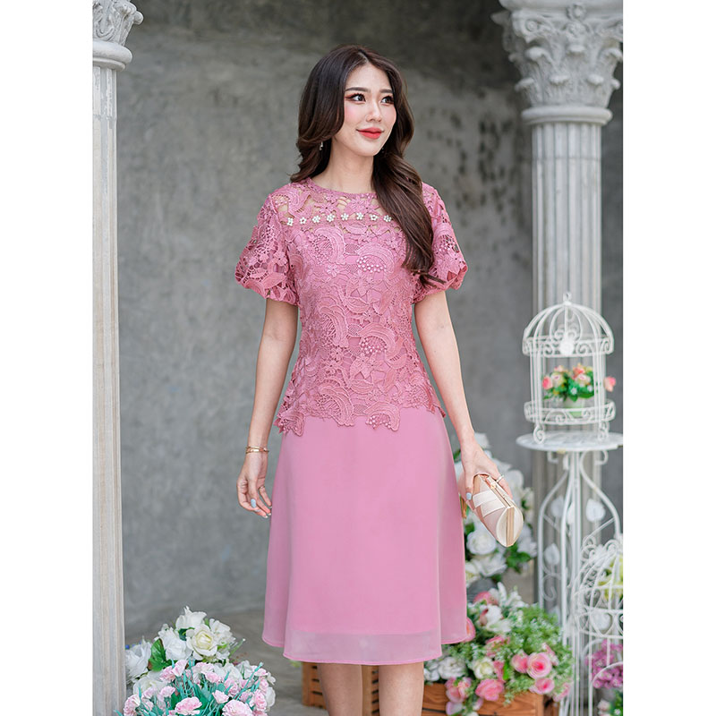 kudapy เดรสสั้นสีน้ำตาลแดง/สีชมพูกลีบบัว ลูกไม้ผ้าสวย ตัวนี้ดีไซน์เก๋คะ เป็นเดรสชีฟองคลุมเสื้อลูกไม้ ทรงแขนสั้นแต่ปลายแขนเย็บจั้มด้านใน