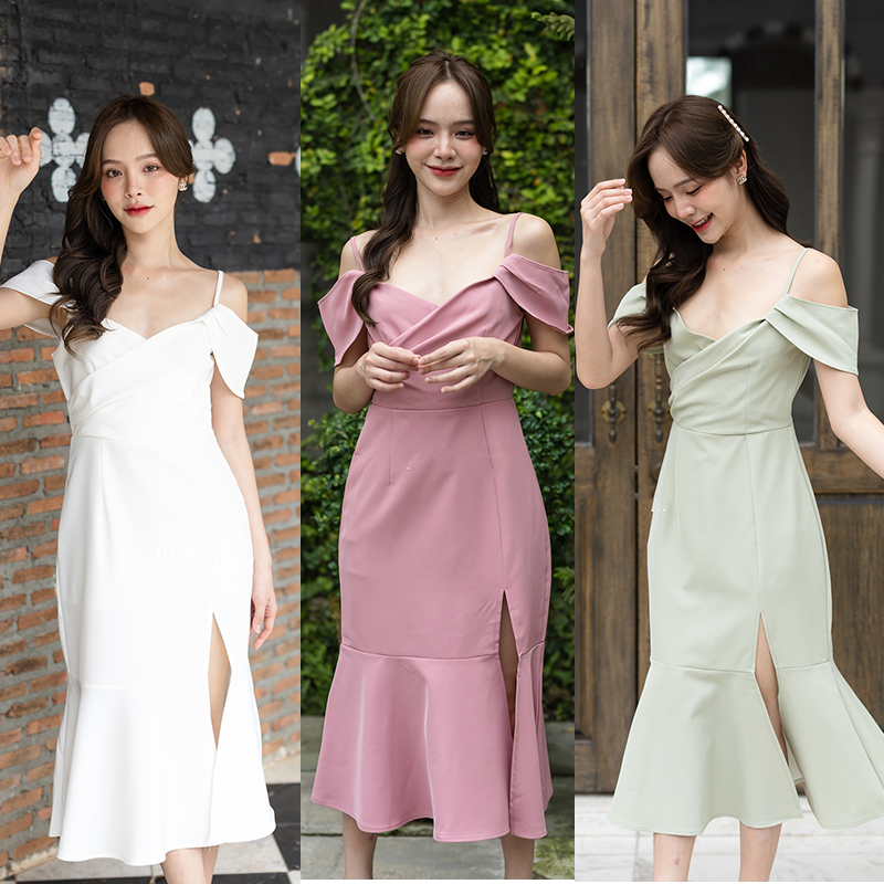 kudapy เดรสยาวสีชมพู/สีขาว/สีเขยวพิทาชิโอ ช่วงเสื้อจับเดรปป้ายอก คอเสื้อจะเป็นแบบคอวี sexy นิดๆ ชุดมีสายเดี่ยวเส้นเล็กทำให้ใส่ง่าย แต่มีคัตติ้งให้แขนเสื้อปิดต้นแขน