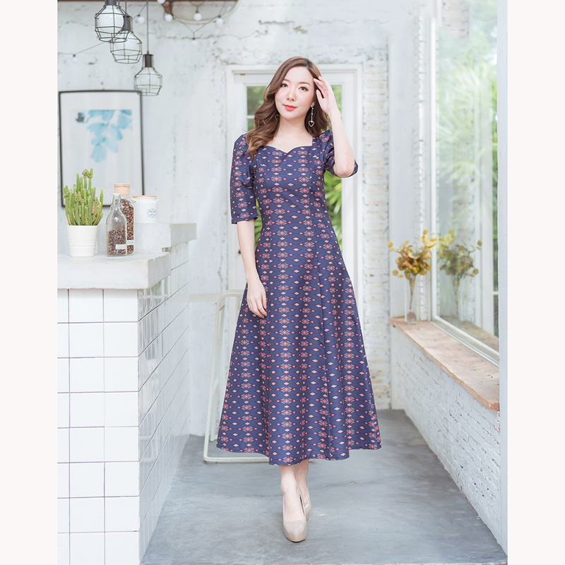 kudapy เดรสยาวผ้าไทยพิมพ์ลายสีแดง/สีชมพู/สีกรม คอเหลี่ยม หยักแขนตุ๊กตา ลายไทยทรงสวย