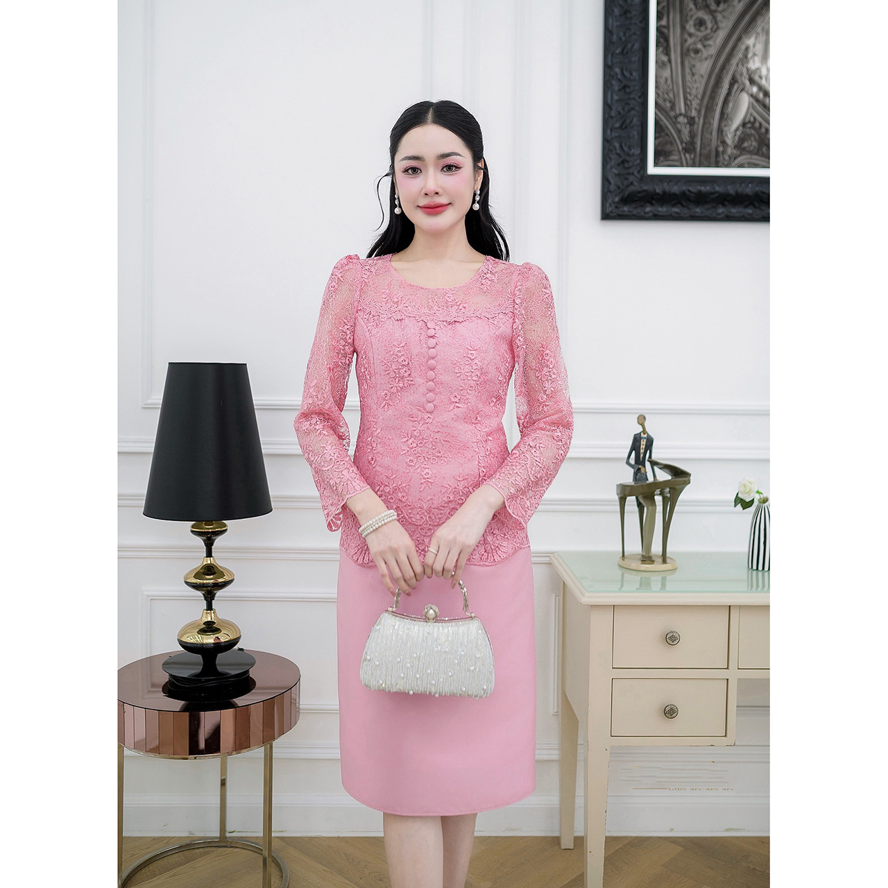 kudapy เดรสผ้าไหมแต่งลูกไม้ช่วงบนดีไซน์แขนยาวทรงสวยสุภาพ แต่งกระดุมด้านหน้าเรียงตัวสวย/เดรสผ้าไหมช่วงบนดีไซน์เย็บคลุมด้วยลูกไม้ซีทรูปักลายดอกไม้สวยหวาน