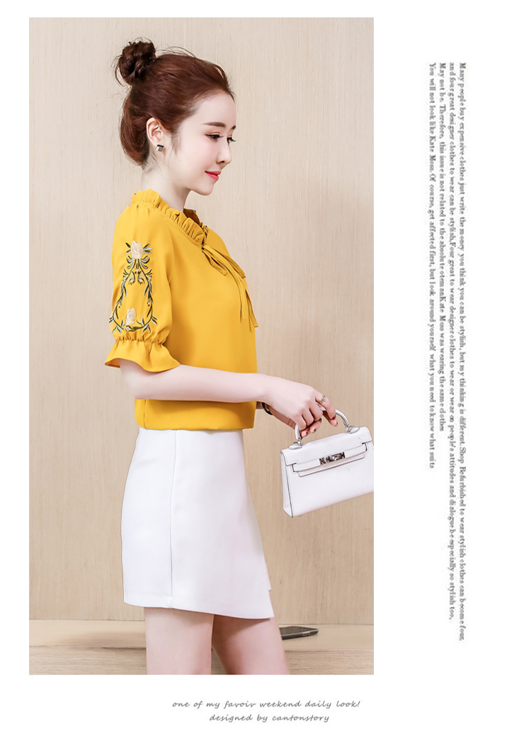 เสื้อสีเหลืองมัสตาร์ด ผ้าคอตตอนทอเนื้อดีมาก แขนเสื้อปักลายดอกกุหลาบ ปลายแขนเสื้่อจั๊ม