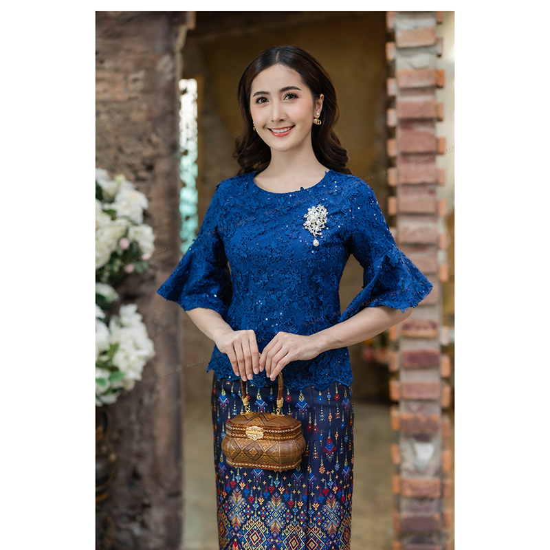 kudapy เสื้อเนื้อผ้าลูกไม้ทอเนื้อสีน้ำเงิน/สีฟ้า/สีชมพู ดอกนูนลอยสามมิติ แจนระบายไม่ยาวมากใส่แล้วดูสวย ตัดลูกไม้ดอกลอย 3 มิติ