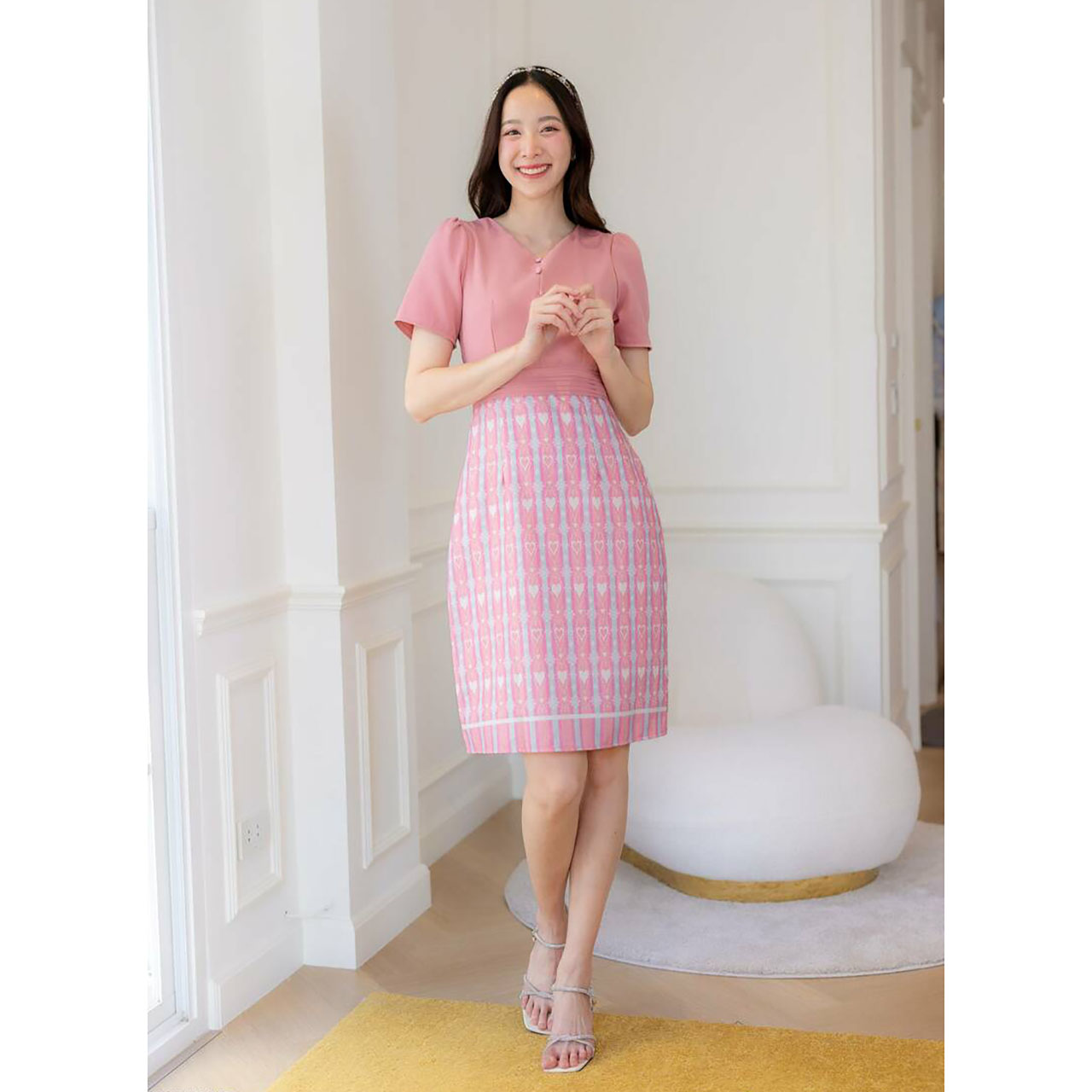 kudapy เดรสสั้นสีชมพู/สีกรม/สีม่วง/สีเหลือง คอวีกระโปรงผ้าไทยลายหัวใจ