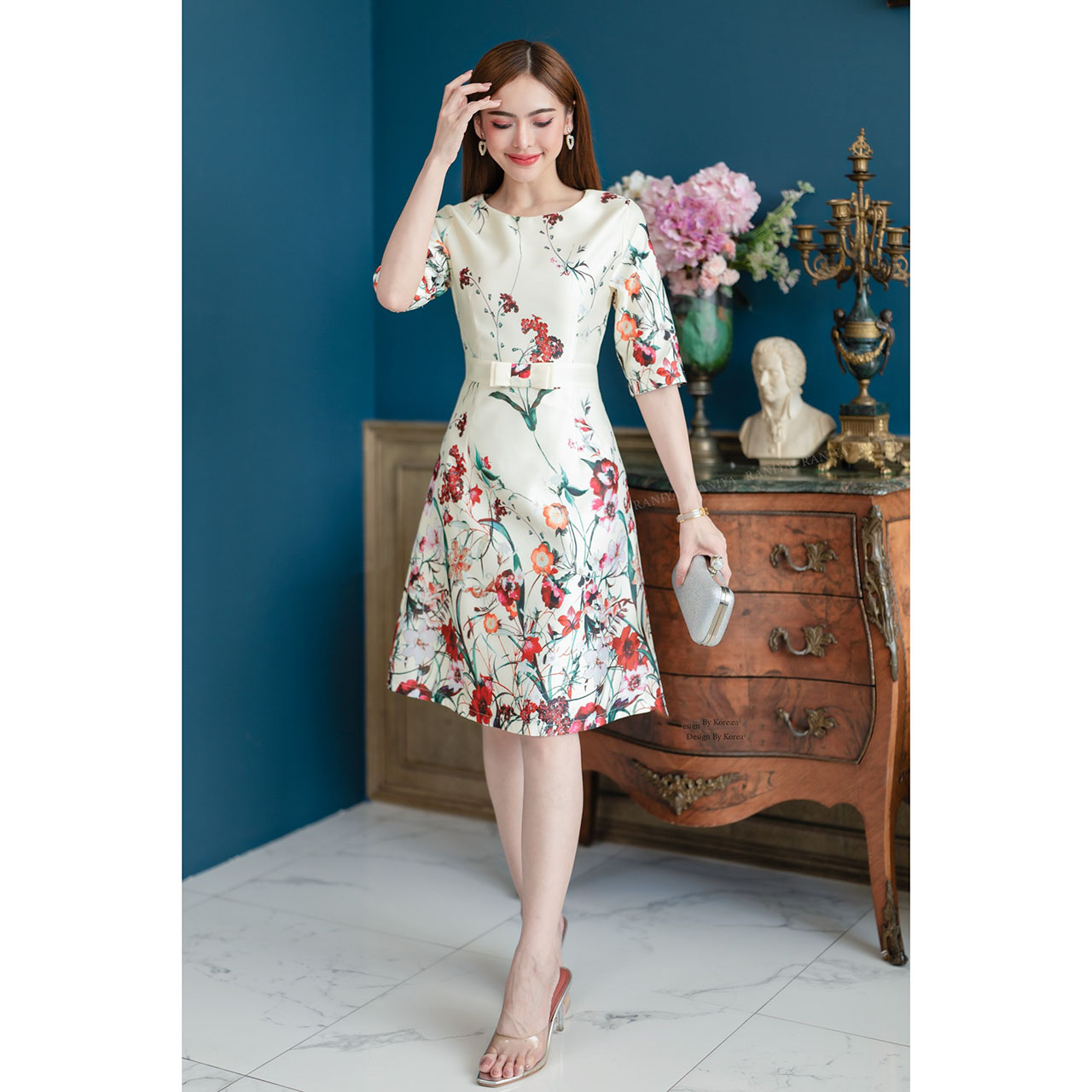 kudapy เดรสสั้นสีครีม/สีฟ้า ผ้าSatin silk งานพิมพ์ลายดอกไม้ แขนสามส่วน แต่งโบว์ที่เอวกระโปรงทรงเอ