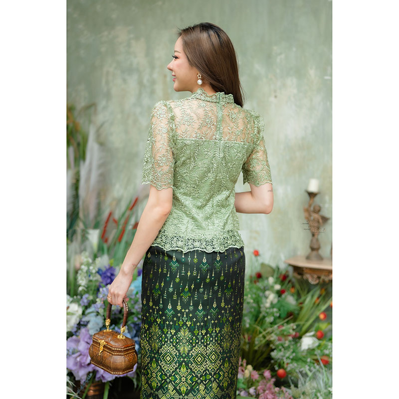 kudapy เซ็ทเสื้อลูกไม้คอวี แขนสั้นสีเขียว/สีเหลืองทอง/สีชมพู+ผ้าถุงผ้าไหมสวยดูดี ใส่ออกงาน งานเสื้อพรีเมี่ยมสุดๆ