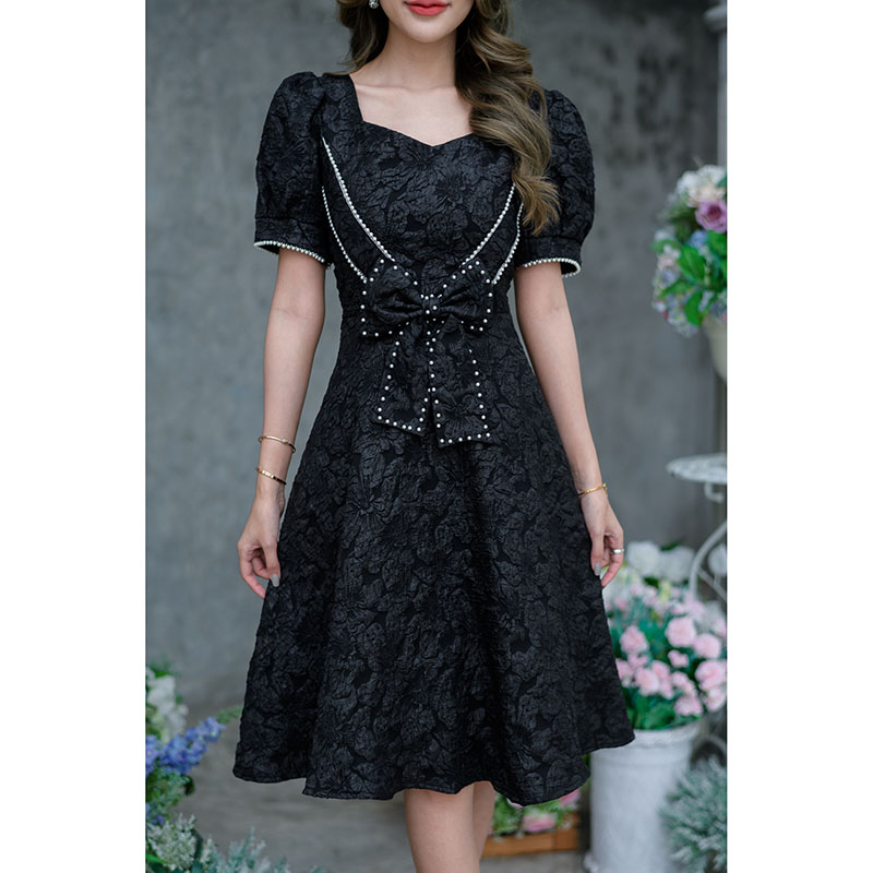 kudapy เดรสสั้นสีชมพู/สีดำ ผ้าลิลลี่ผ้ายอดนิยมขายดีของทางร้านค่ะ ผ้านุ่มลายสวย กระโปรงบาน คอเหลี่ยม มีดีเทลแต่งโบว์ด้านหน้าช่วงเอว