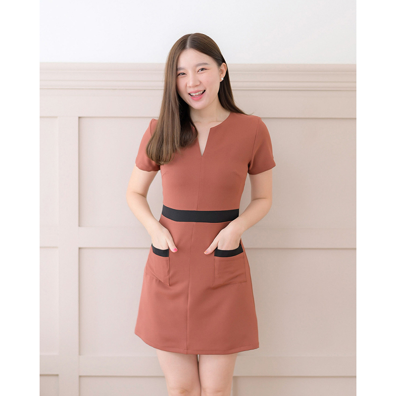 kudapy เดรสสั้นสีน้ำตาลแดง/สีมัทฉะ คอผ่า มีกระเป๋าใส่ของได้จริง คัทติ้งเล่นสีตัดต่อเอวและขอบกระเป๋า