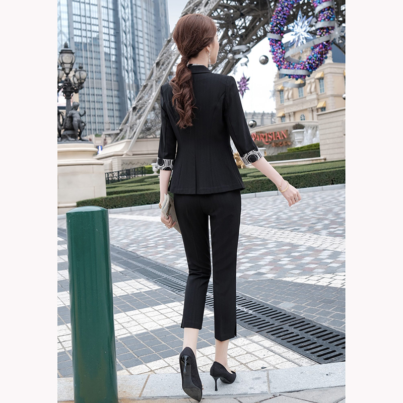 kudapy ชุดสูททำงานผู้หญิงสีดำ/สีเหลือง/สีฟ้า แขนห้าส่วนพร้อมกางเกง จุดเด่นของชุดนี้คือการออกแบบให้กระชับเข้ารูปเป็นแขนห้าส่วนปลายแขนแต่งด้วยลาย