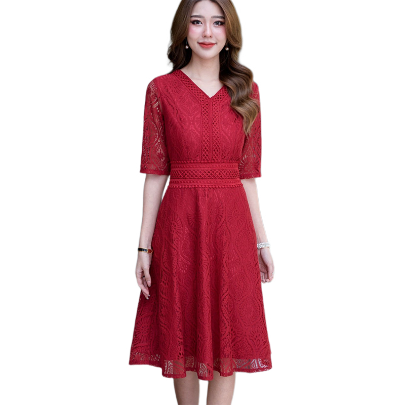 kudapy เดรสสั้นลูกไม้แขนยาวคอวีสีชมพู, สีแดงสด แต่งลูกไม้รอบคอมาจนถึงเอว กระโปรงทรงบานพริ้วสวย มีซับในทั้งชุดแต่งซิปหลัง