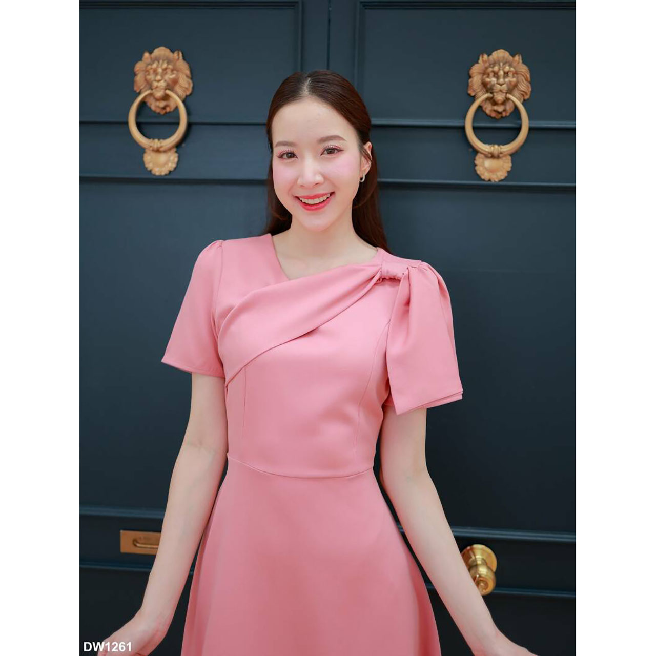 kudapyเดรสสั้นสีชมพู/สีกรม/สีขาว กระโปรงทรงบานแต่งโบว์ไหล่