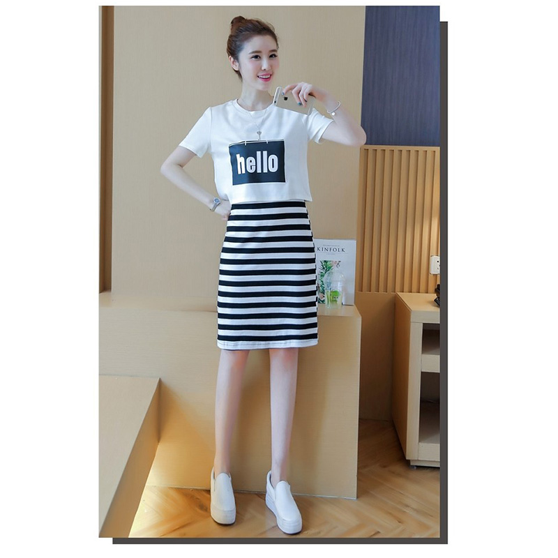 kudapy ชุดเซทเสื้อแฟชั่นสกรีนอก มาพร้อมเดรสแขนกุดลายขวางสวยน่ารักสไตล์เกาหลี