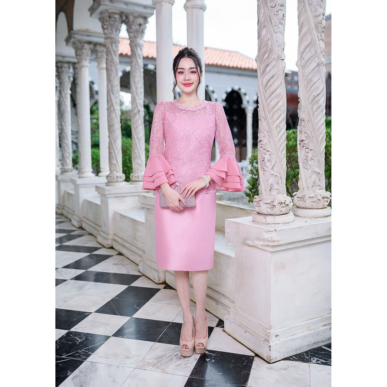 kudapy เดรสผ้าไหม แต่งลูกไม้ ดีไซน์แขนยาวปลายระบายสามชั้น ทางร้านให้ช่างดีไซน์เย็บปลายแขนซ่อนด้าย