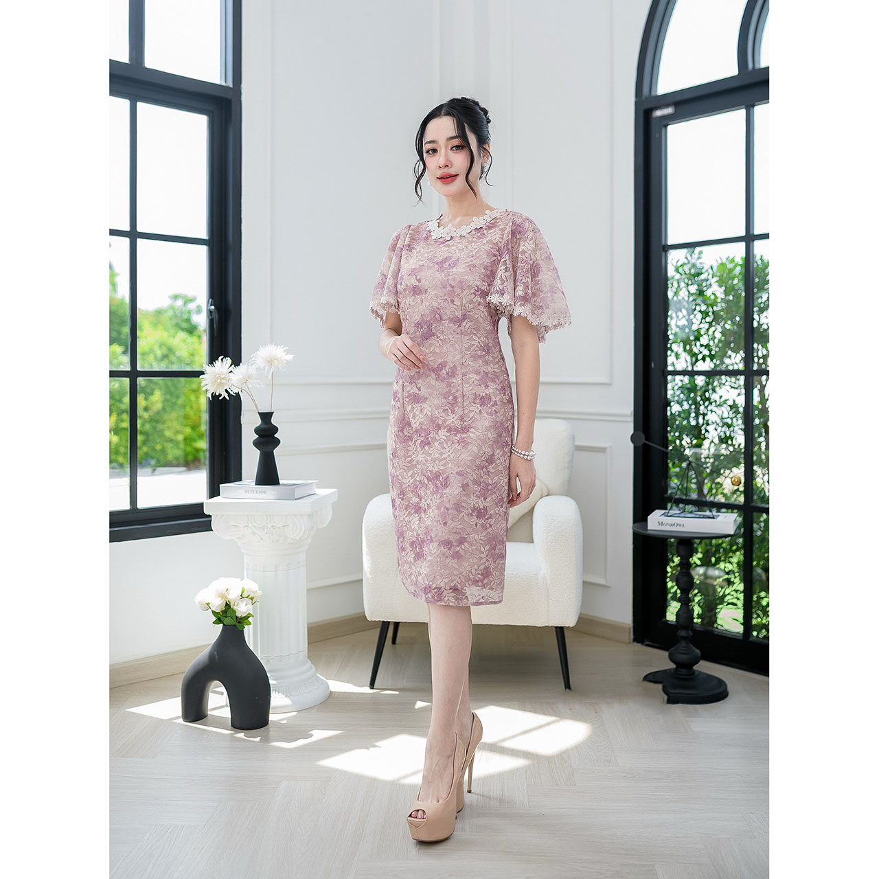 kudapy เดรสผ้าลูกไม้รุ่นนี้ผ้างานจริงจะสวยกว่าในรูปมากๆนะคะ เป็นงานผ้าลูกไม้เนื้อนิ่มทอผสมดิ้นทองอ่อนตามลายดอกไม้