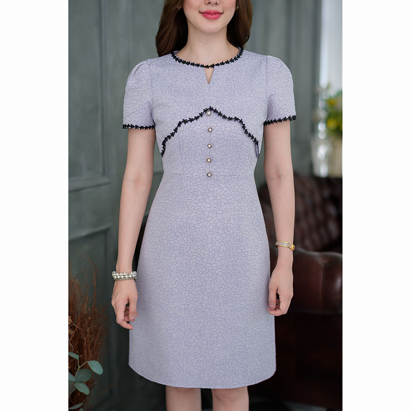 kudapy เดรสสั้นคอกลมสีชมพู/สีม่วงพาสเทล เสื้อครอปคลุม ใช้ลูกไม้ดอกเล็กสีดำตัดขอบสวย แต่งกระดุมช่วงอก