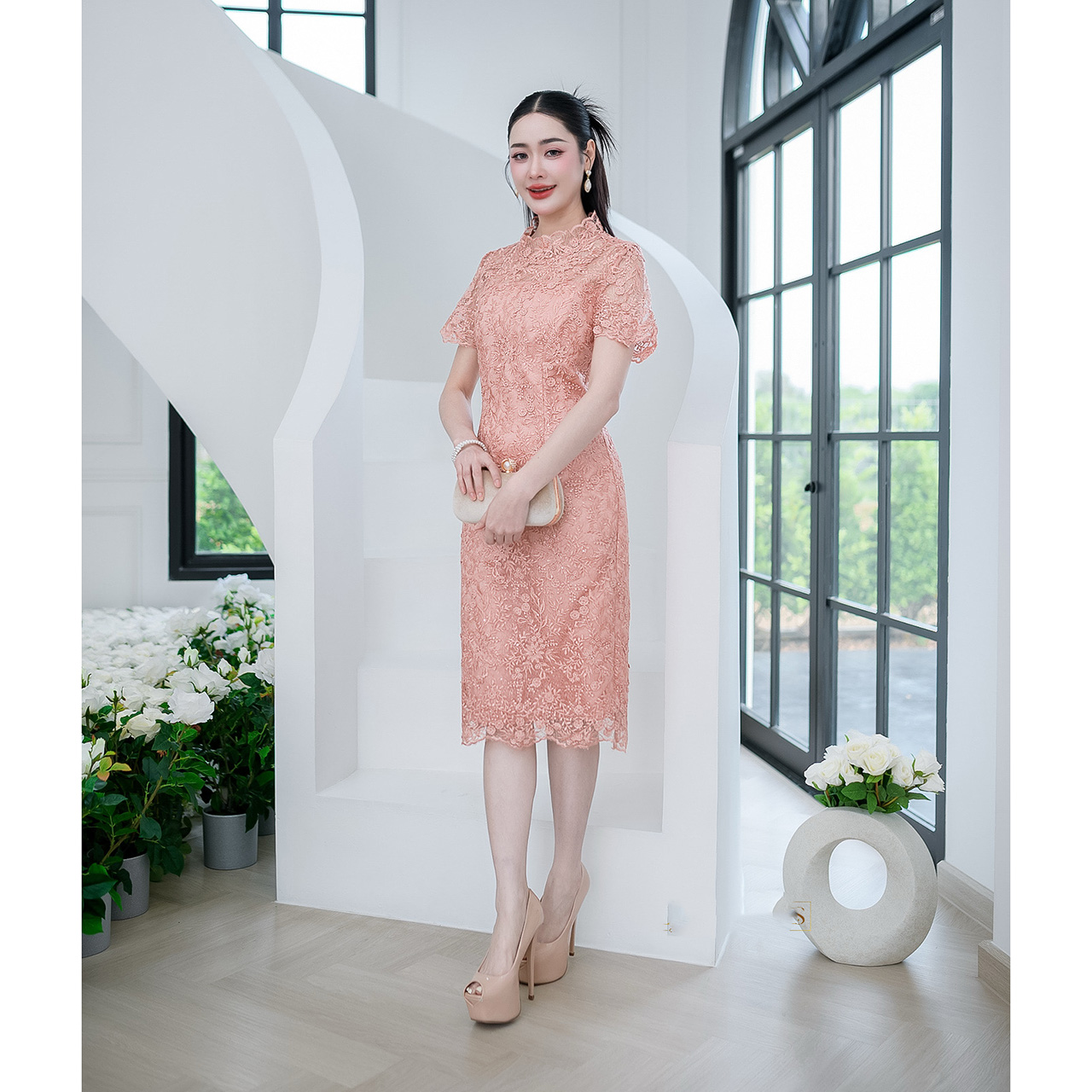 kudapy เดรสสั้นสีโอรส/สีชมพูกะปิ เดรสผ้าลูกไม้ใยบวบดอกลอย แต่งเชิงลูกไม้รอบคอ มีซับในทั้งชุด แต่งซิปหลัง