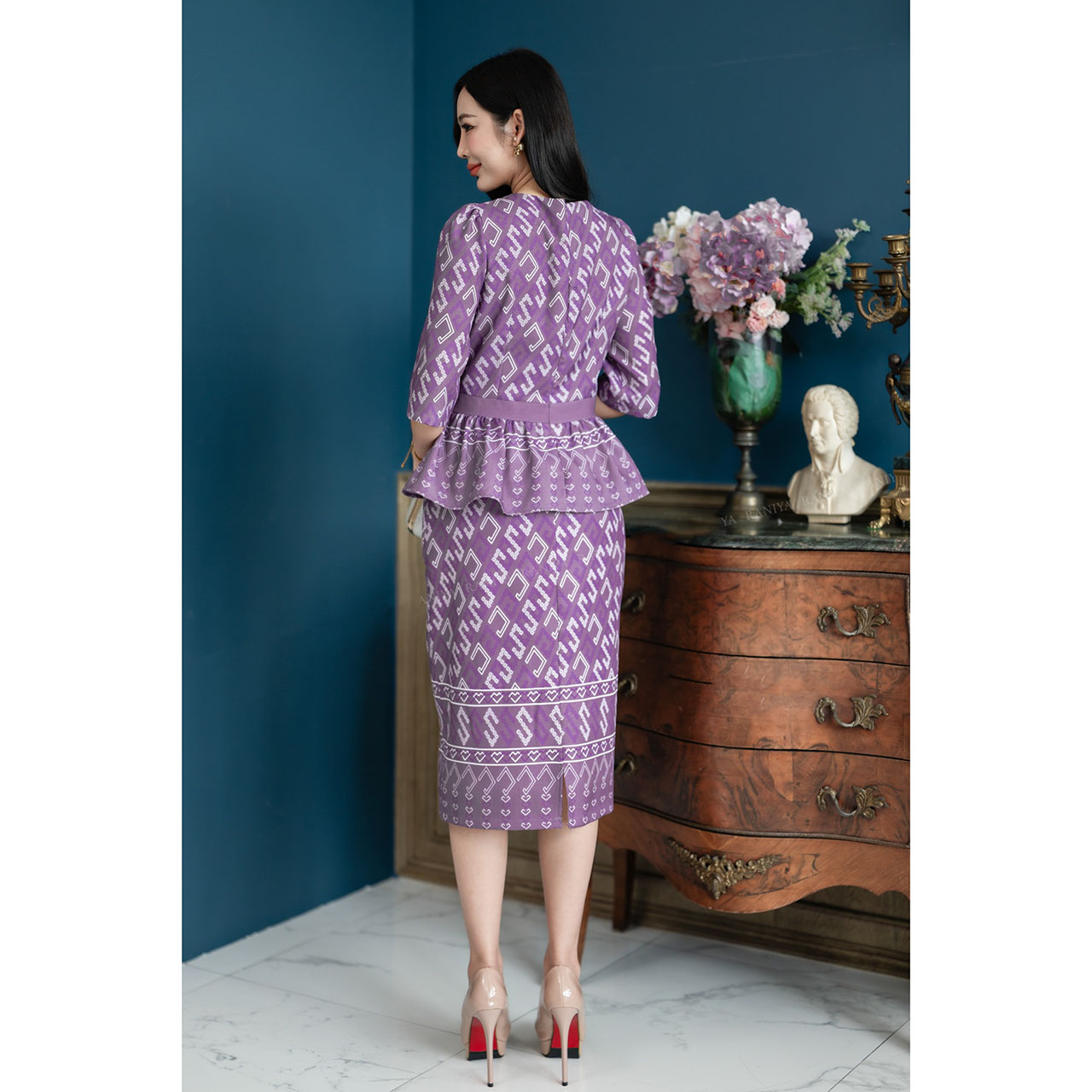 kudapy Set 2 ชิ้น ผ้าโพลีเอสเตอร์แบบทอ งานพิมพ์ลาย ตัวเสื้อคอกลม จับจีบช่วงเอวช่วยอำพรางหุ่น วกระโปรงผ่าหลังเล็กน้อย