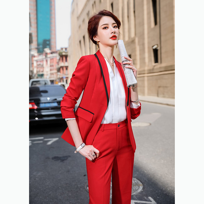 kudapy ชุดสูททำงานผู้หญิงสีแดง แต่งขอบดำพร้อมกางเกง จุดเด่นของเสื้อตัวนี้คือการแต่งขอบตัวเสื้อสีแดงรุ่นนี้เน้นเป็นสีสุภาพเรียบง่าย