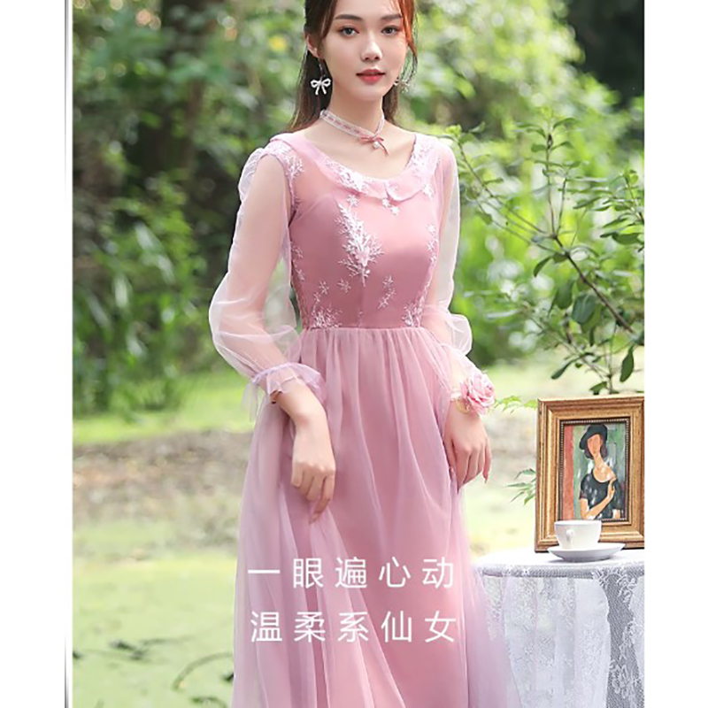 kudapy ชุดราตรียาวออกงานสีถั่วแดง แขนซีทรู ตัวเสื้อปักลายดอกไม้ ซิบด้านข้างลำตัว สม๊อกหลัง กระโปรงผ้าโปร่ง มีซับใน