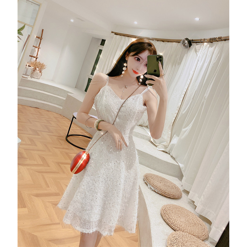 kudapy เดรสสั้นไปงานสีชมพูอมส้มอ่อน/สีขาว ผ้าขนฟรุ้งฟริ้งปักเลื่อม สายเดี่ยวตกแต่งสายพลอยสังเคราห์ คอวี กระโปรงทรงเอ สวยสดใส