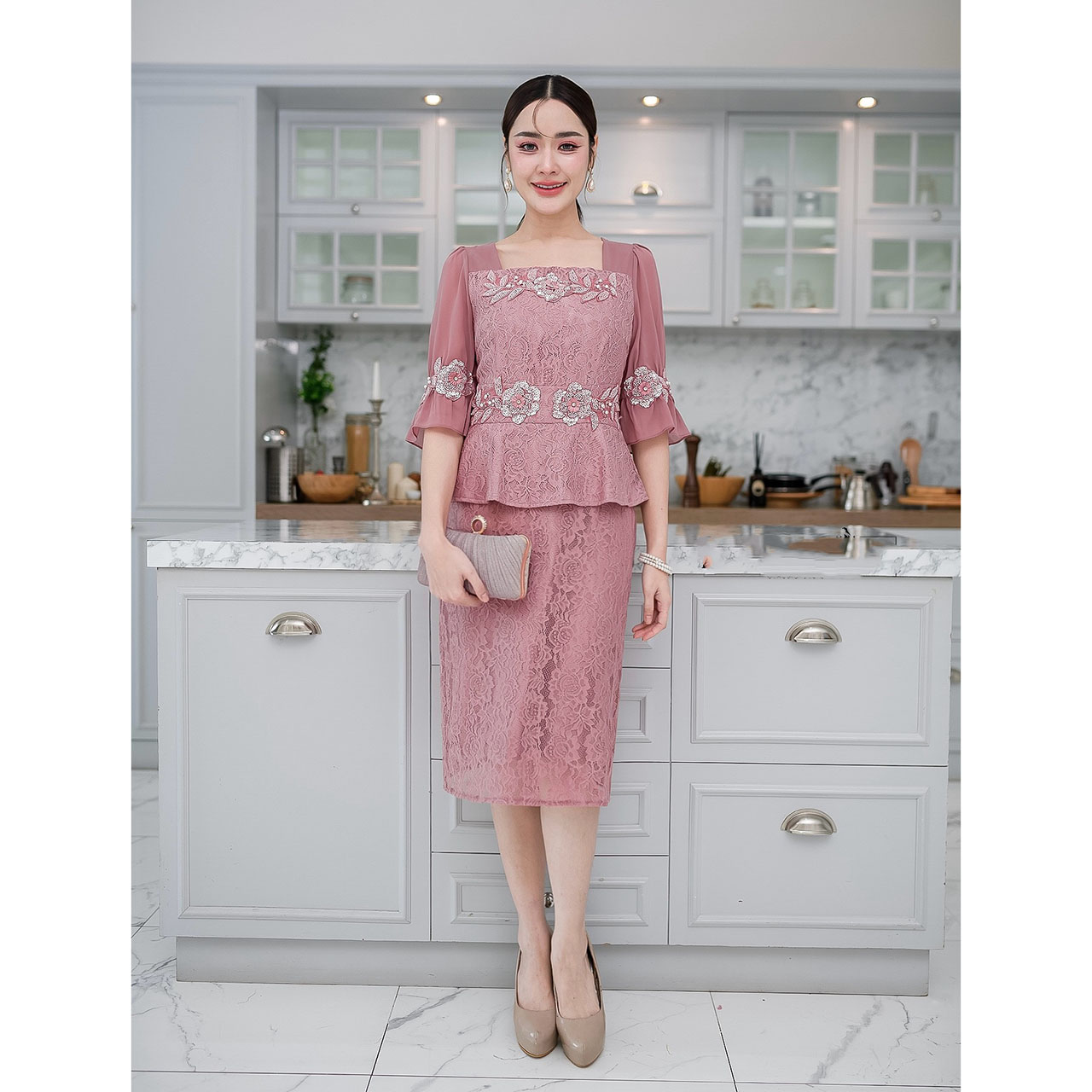 kudapy เดรสสั้นสีชมพูอ่อน/สีเขียวอ่อน ลูกไม้ เป็นเดรสลูกไม้เอวระบาย ช่วงแขนเป็นชีฟอง ตกแต่งดอกไม้ช่วงเอว อก และปลายแขน ดีเทลดอกไม้จะเป็นงานปักลูกปัด มุก และเพชร