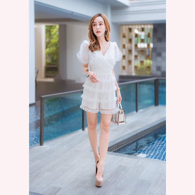 kudapy จั้มสูทสีขาวดีเทลน่ารัก คอวี แขนตุ๊กตาพองๆ เย็บแต่งระบาย งานมาพร้อมซับในตัว