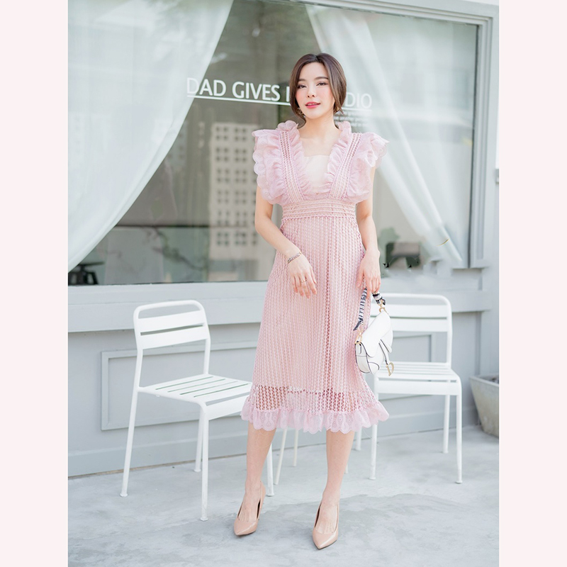 kudapy เดรสยาวสีชมพู/สีแดง/สีขาว แขนกุ ผ้าดลูกไม้แต่งระบาย2ชั้น ซับในสีครีม เดรสยาวคลุมเข่า