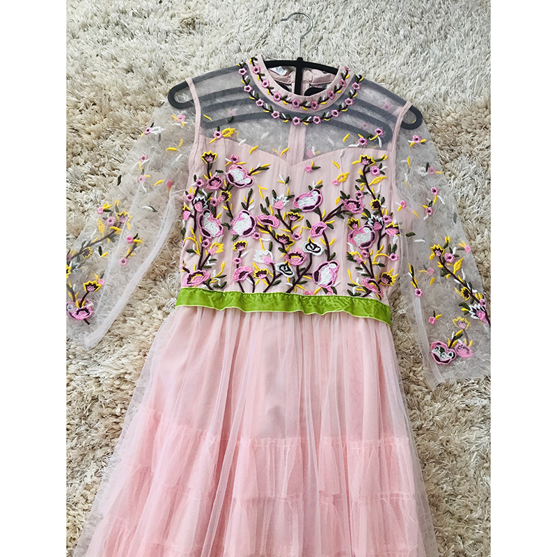 kudapy เดรสยาวสีชมพู ออกงาน ตัวเสื้อเป็นผ้าโปร่งปักลายดอกไม้สีชมพู งานปักสวยมากๆ