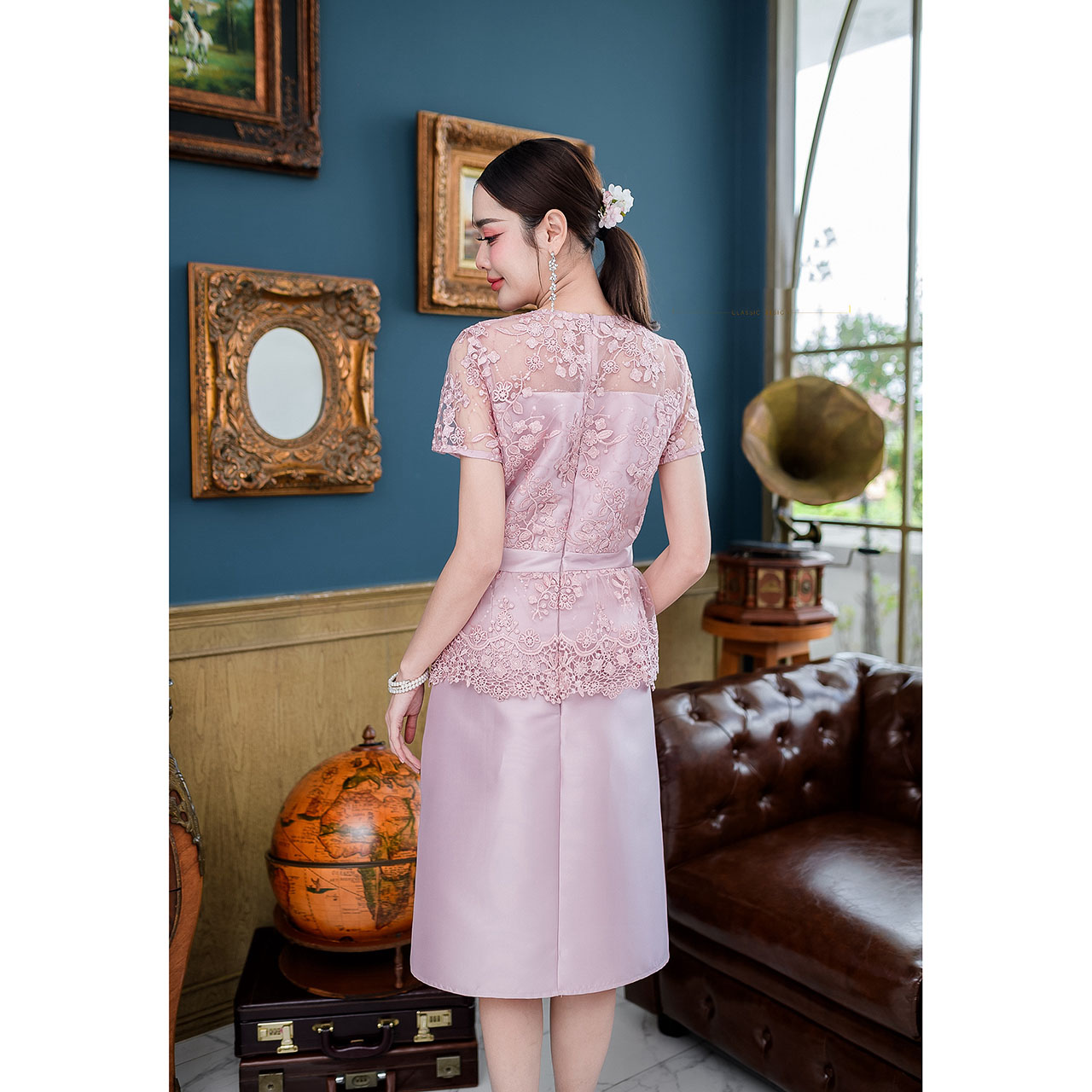 kudapy เดรสสั้นสีเหลืองทอง/สีชมพูอ่อน ผ้าไหมลูกไม้ ช่วงชายผ้าทอลายแบบระย้า งานดีไซน์เอวต่อระบาย แขนสั้นสวย