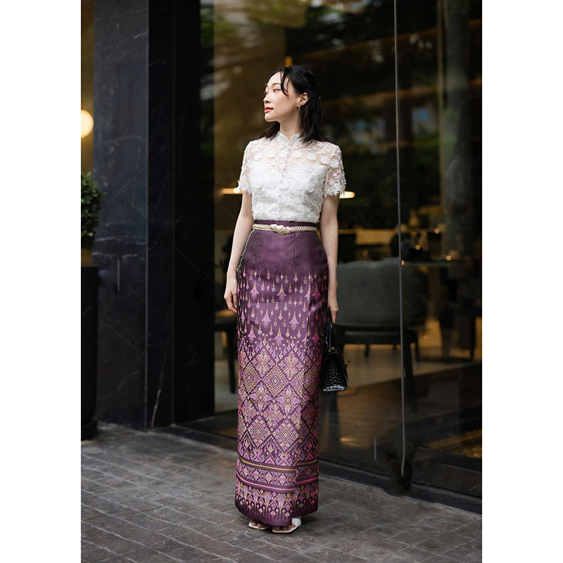 kudapy ชุดเซทลูกไม้ปัก 3D ดอกลอย ยกนูน สวยมาก คอจีน ซับใน 2 ชั้น อย่างดี แต่งมุขเรียงยาวถึงชายเสื้อ ซิปหลัง มาพร้อมกับผ้าถุงสำเร็จรูป