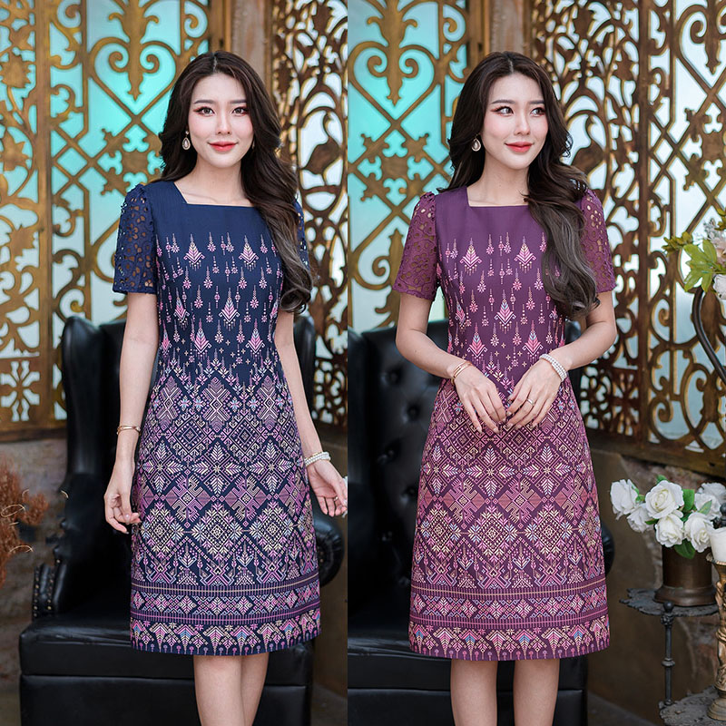 kudapy เดรสสั้นสีม่วง/สีกรม พิมพ์ลายไทย เนื้อผ้านิ่มใส่สบายไม่หนาไม่ร้อนไม่ระคายผิว ตัวนี้ดีไซน์คอเหลี่ยมสวยเก๋