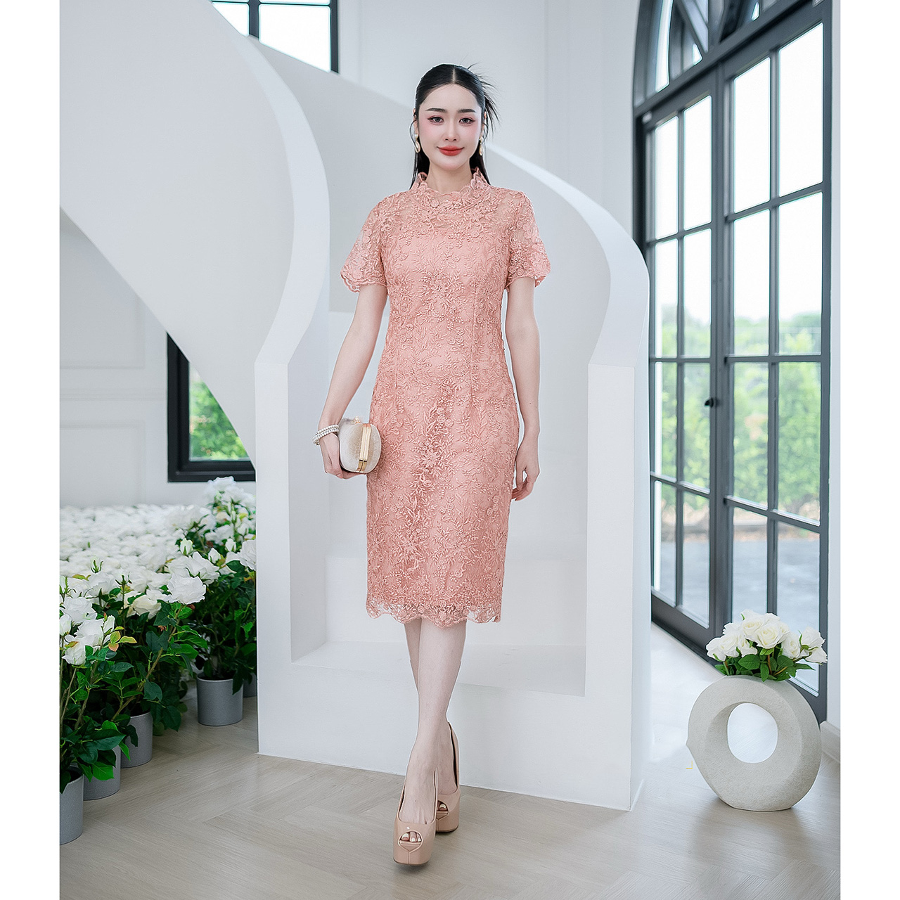 kudapy เดรสสั้นสีโอรส/สีชมพูกะปิ เดรสผ้าลูกไม้ใยบวบดอกลอย แต่งเชิงลูกไม้รอบคอ มีซับในทั้งชุด แต่งซิปหลัง