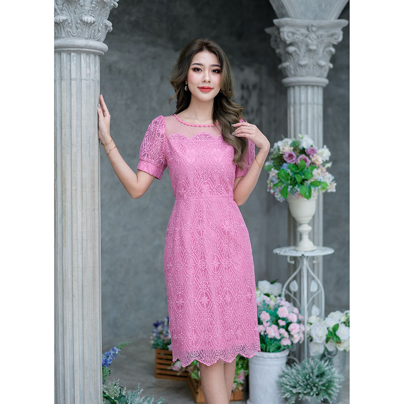 kudapy เดรสสั้นสีชมพู/สีน้ำตาล ลายลูกไม้ เล่นเชิงผ้าช่วงอกเป็นเคิฟ+ผ้าโปร่งซีทรู งานสวยดีเทลน่ารัก มีตกแต่งมุกรอบคอเพิ่มความหวานไปอีก แขนทรงตุ๊กตาน่ารักมาก