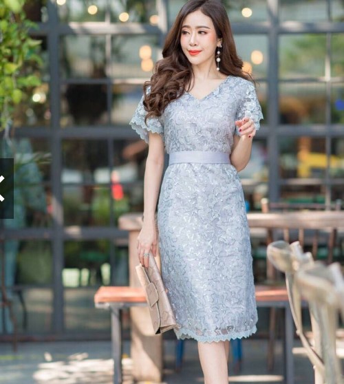 kudapy เดรสสั้นสีแดง, เทา, ทอง, ชมพูโรสโกลด์ ออกงาน เดรสราตรีสั้น เดรสลูกไม้แขนระบายลูกไม้ปักกลิตเตอร์ ดีเทลที่แขนระบายปักลายเชิงลูกไม้ช่วยปกปิดต้นแขน