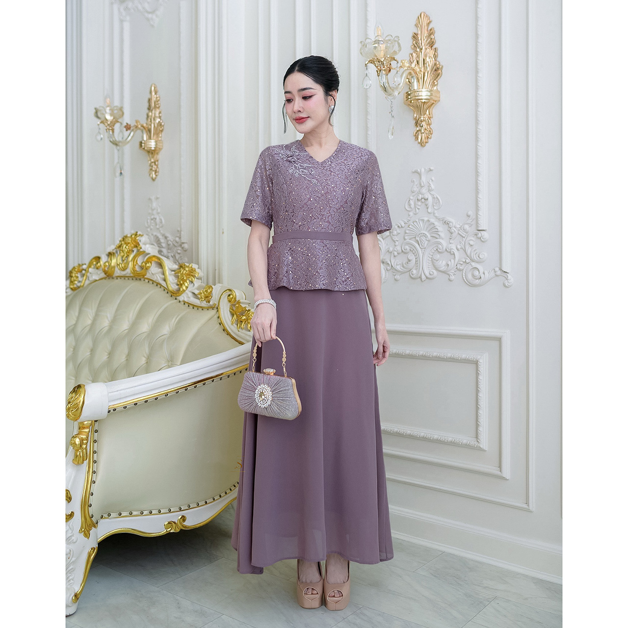 kudapy เดรสยาวทรงสวยสุภาพ ด้านบนเป็นผ้าลูกไม้ลายกุหลาบอัดกาวสวยมากแถมมีแต่งกลิตเตอร์ แต่งดอกไม้ช่วงไหล่