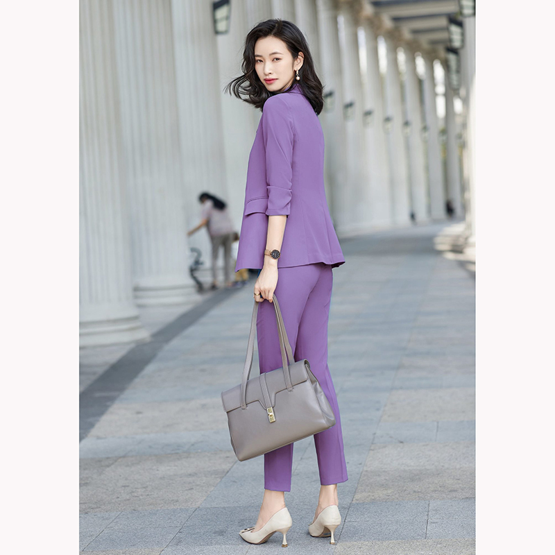 kudapy ชุดสูททำงานผู้หญิงสีฟ้า/สีม่วง แขนสามส่วนจับจีบปลายแขนพร้อมกางเกง จุดเด่นของชุดนี้คือได้ลุคที่สดใสคัลเลอร์ฟแบบสุดๆ