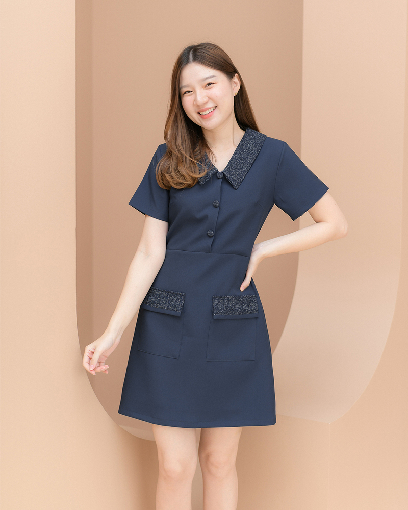 kudapy เดรสสั้นสีเทาฟ้า/สีครีมเข้ม/สีดำ/สีชมพูอ่อน คอปกแขนสั้น แต่งปกและฝากระเป๋าด้วยผ้าชาแนลโทนสีแมทช์กับชุด