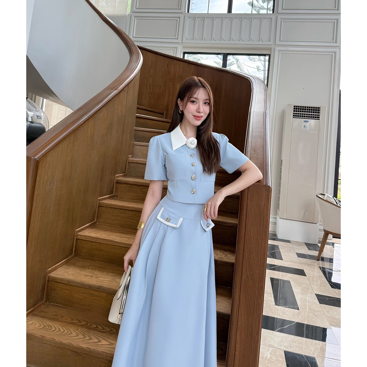 kudapy ชุดเซ็ทเสื้อทรงครอป กระดุมจริงรูปดอกไม้สีเงิน แต่งปกสีขาว มาพร้อมกับกระโปรงยาวซิปหลัง แต่งกระเป๋าหลอกด้านหน้า