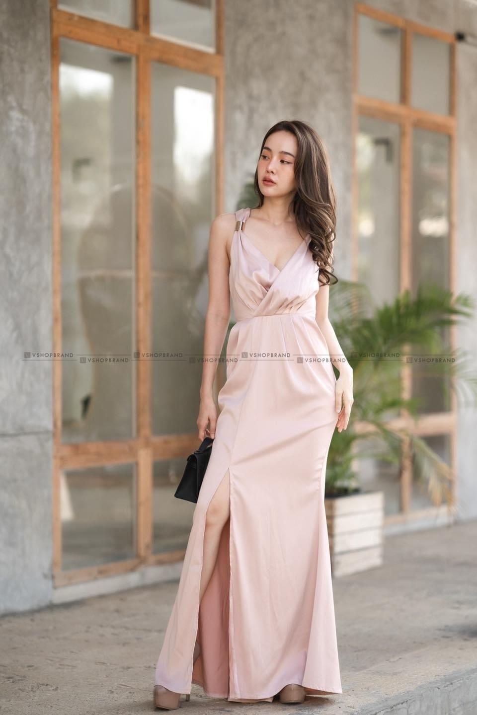 kudapy แม็กซี่เดรสยาวใส่ออกงาน สีน้ำตาล/สีชมพู คอวี ผ้าวาเลนติโน่ เนื้อผ้านิ่ม แต่งดีเทลเพิ่มอะไล่ทองช่วงไหล่