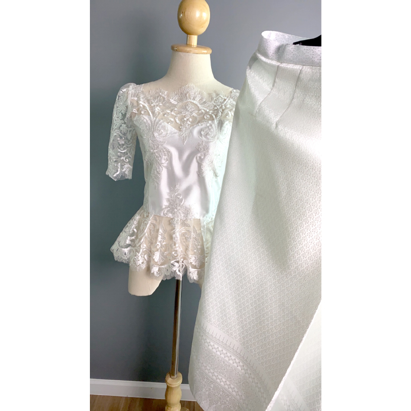 kudapy ชุดไปงานที่คุณแต้วใส่ เซตเสื้อลูกไม้สีขาว+กระโปรงผ้าไหมลายไทยสีขาว เสื้อทรงเปิดไหล่แบบเซ็กซี่นิดๆ งานสวยมากค่ะรุ่นนี้