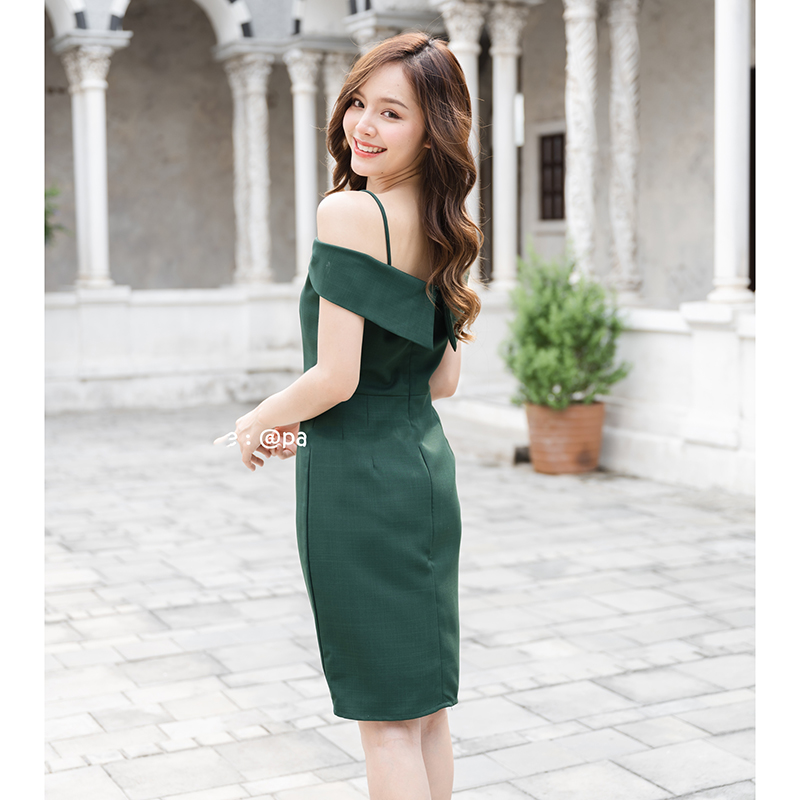 kudapy เดรสสั้นสีเขียวเข้ม ดีไซน์ใหม่จากร้านเราค่ะ ช่วงอกทำเป็นโบว์เฉียงไปโอบต้นแขน เหมาะกะสาวๆ