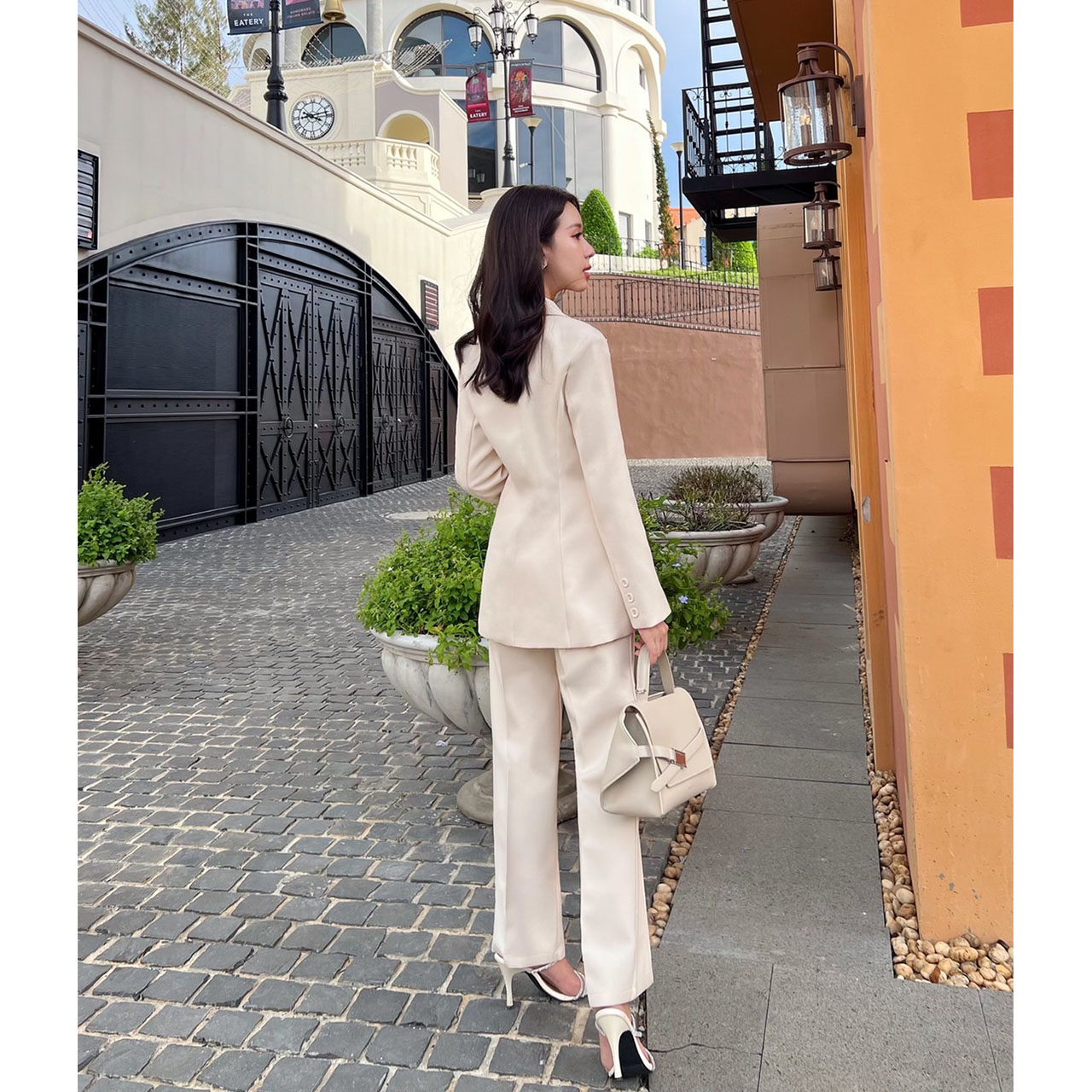 kudapy เซ็ทสูท ผ้าทอชนิดพิเศษ ยับยาก อัดกาวทั้งชุด เสื้อสูททรงทันสมัยออกออกแบบให้มีทรงยาวเข้ารูป