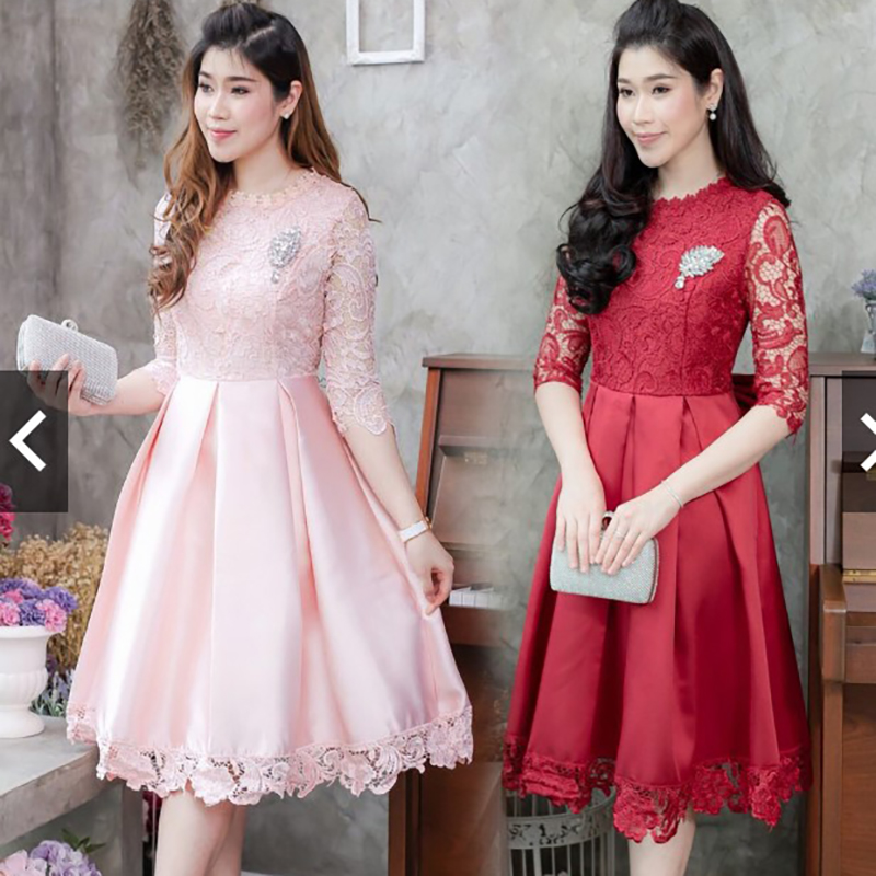 kudapy เดรสลูกไม้สีชมพู/แดงไวน์ ตัวเสื้อเป็นลูกไม้แขนสามส่วน กระโปรงจับจีบระบายบาน แต่งชายลูกไม้สวยๆ พร้อมแถมเข็มกลัดโบว์ติดด้านหลัง