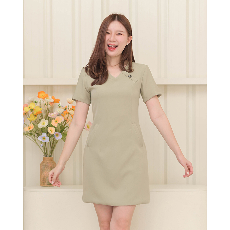 kudapy เดรสสั้นสีมัทฉะ/สีส้มอิฐ/สีน้ำตาลอมชมพู คอวีทรงตรง ดีเทลแต่งกระดุมช่วงคอเก๋ๆ กระเป๋าเจาะสองข้างใส่ของได้จริง