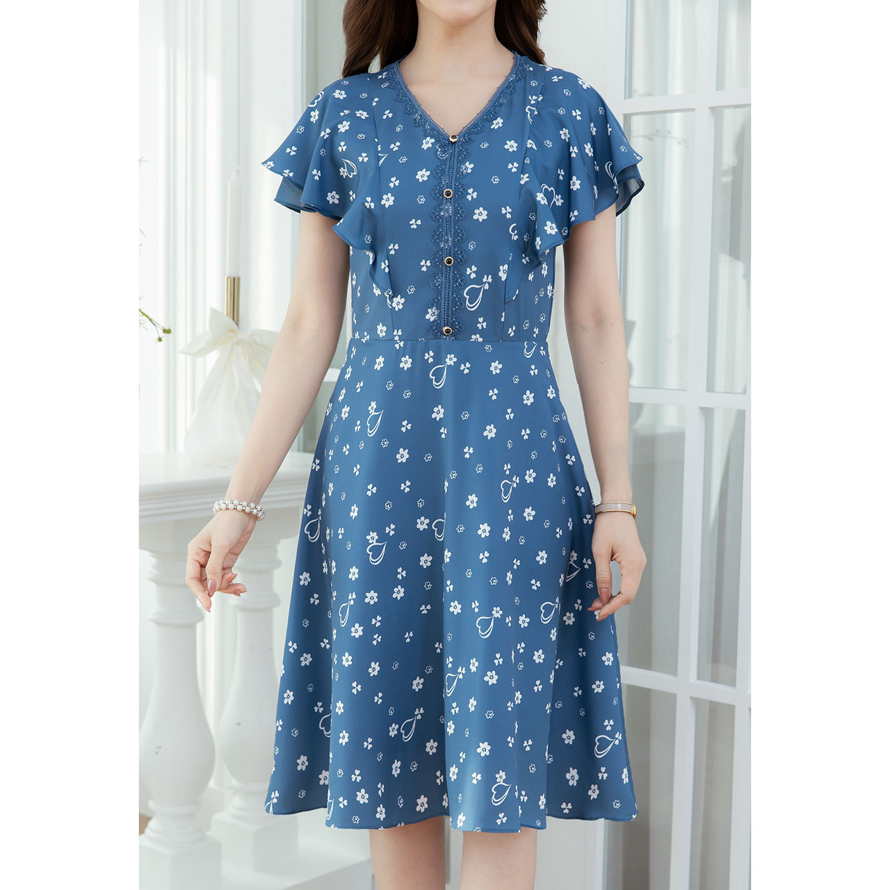 kudapy เดรสสั้นสีดำ/สีคราม พิมพ์ลายหัวใจและดอกไม้ แพทเทิร์นระบายแขนปีก ช่วงแขนเป็นชีฟองพื้นซ้อนกัน