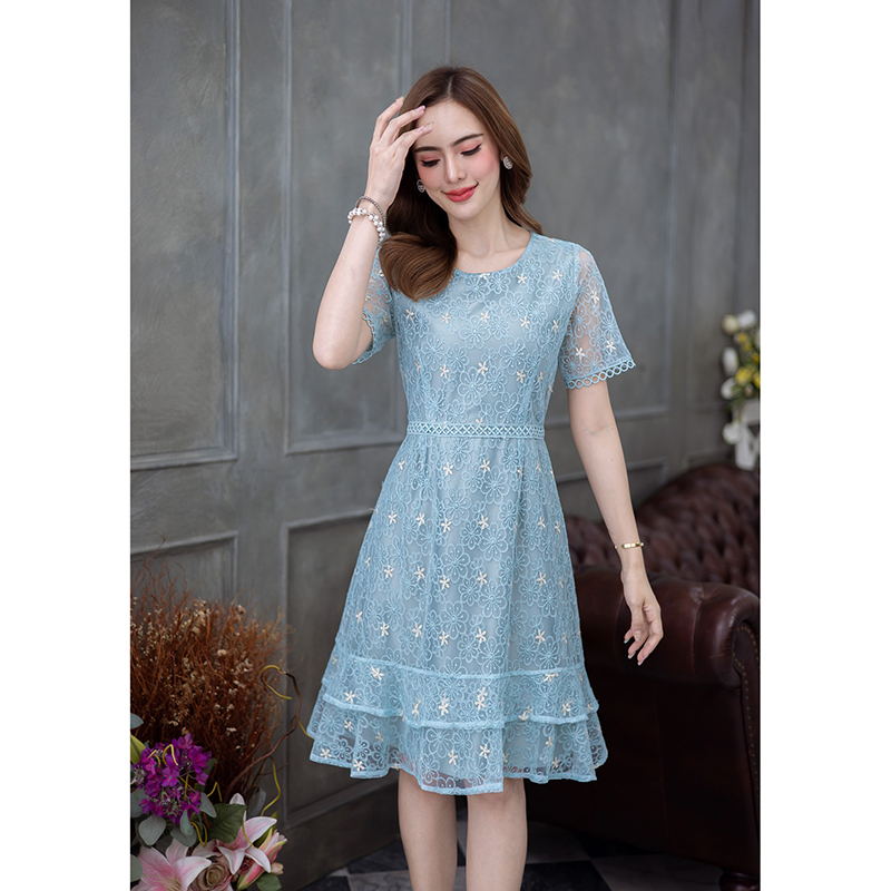 kudapy เดรสสั้นสีเขียวคอวี/สีเขียวคอกลม ผ้าตาข่ายปักทั้งตัว แซมปักด้วยดิ้นทอง แพทเทิร์นสวยคลาสสิค มีดีเทลแต่งลูกไม้ปลายแขนและเอว ช่วงชายกระโปรงเป็นระบายสองชั้น